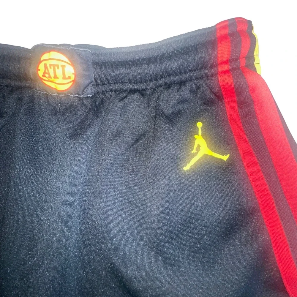 Jordan NBA Basketball Athletic Shorts Kids Atlanta Hawks Black Red Yellow Size L